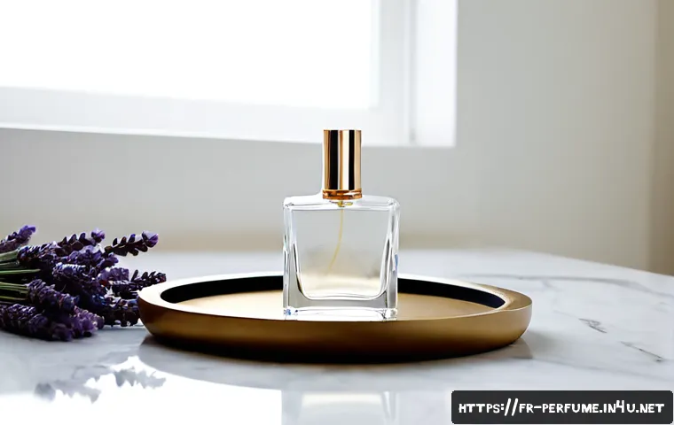 Home 17 향수 향기의 강도 - Photorealistic French perfume boutique scene, a clear unbranded fragrance bottle on a pale marble co...